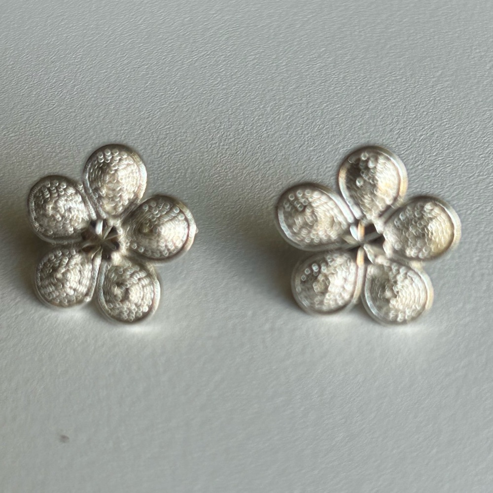 Sterling Silver  Flower shaped stud earrings - Picture 5 of 9